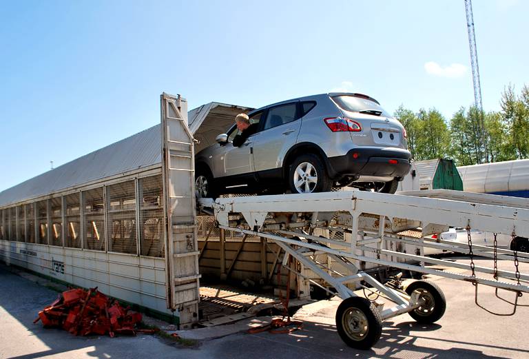 Сколько стоит доставить жд контейнером автомобиль  из Красноярска в Сочи